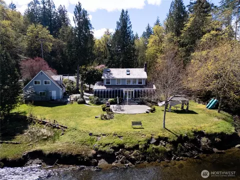 8320 E Grapeview Loop Rd, Allyn, WA 98524