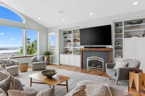 2411 SW Freund St, Oak Harbor, WA 98277