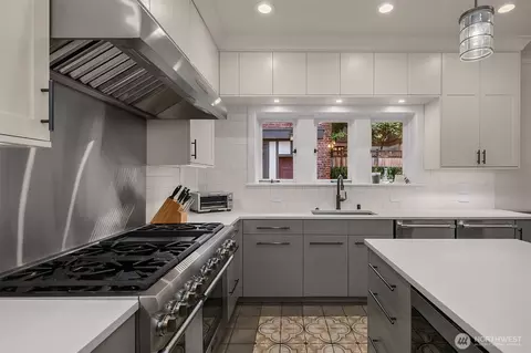 Kitchen - 803 E Prospect St, Seattle, WA 98102 photo 2 of 4