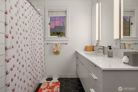 Bath - 803 E Prospect St, Seattle, WA 98102 photo 3 of 4