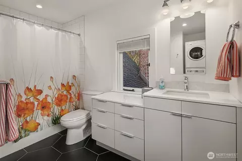 Bath - 803 E Prospect St, Seattle, WA 98102 photo 4 of 4