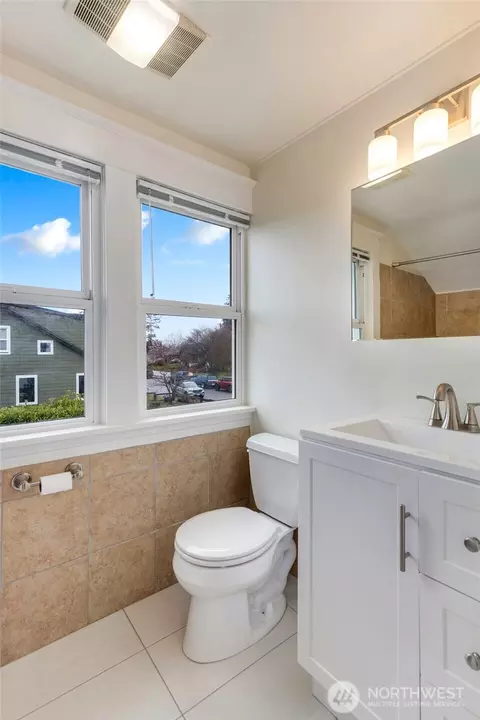 Bath - 1022 Oakes Ave, Everett, WA 98201 photo 2 of 2