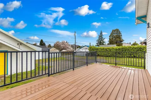 Exterior - 1022 Oakes Ave, Everett, WA 98201 photo 4 of 12