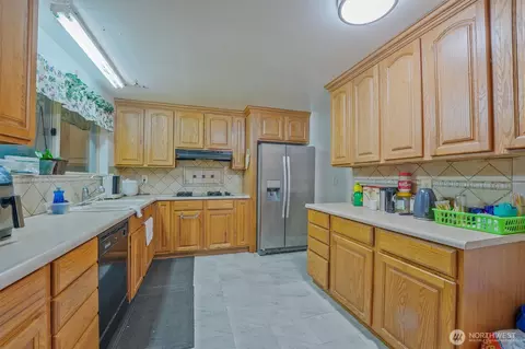 Kitchen - 7918 Timber Hill Dr, Everett, WA 98203 photo 2 of 3