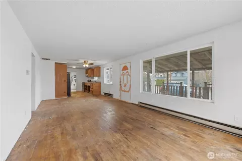 Living - 11630 Center Rd, Everett, WA 98204 photo 2 of 5