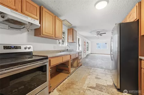 Kitchen - 11630 Center Rd, Everett, WA 98204 photo 1 of 2