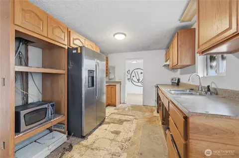 Kitchen - 11630 Center Rd, Everett, WA 98204 photo 2 of 2