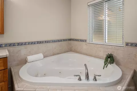 Bath - 12401 8th Dr SE, Everett, WA 98208 photo 2 of 3