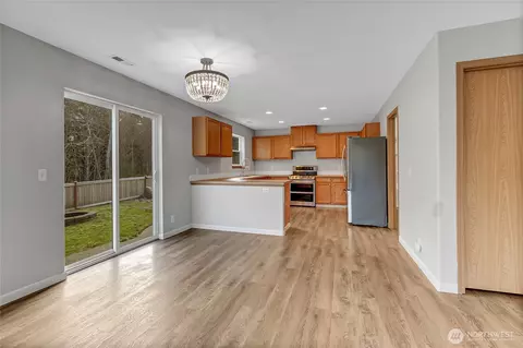 Living - 20607 197th Ave E, Orting, WA 98360 photo 7 of 10