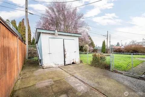 Exterior - 359 Douglas St, Longview, WA 98632 photo 5 of 8