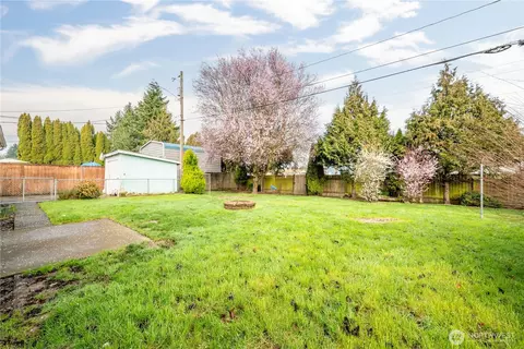 Exterior - 359 Douglas St, Longview, WA 98632 photo 1 of 8
