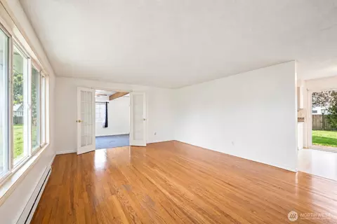Living - 359 Douglas St, Longview, WA 98632 photo 1 of 8
