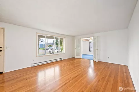 Living - 359 Douglas St, Longview, WA 98632 photo 2 of 8