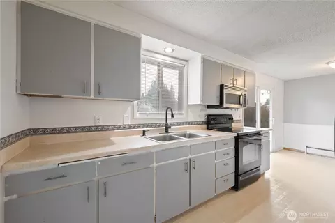Kitchen - 359 Douglas St, Longview, WA 98632 photo 3 of 3