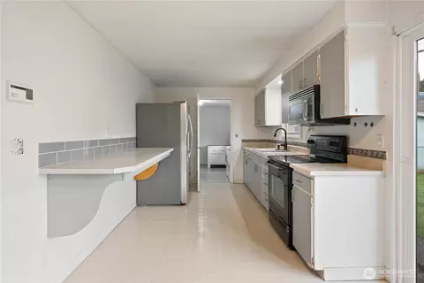 Kitchen - 359 Douglas St, Longview, WA 98632 photo 1 of 3