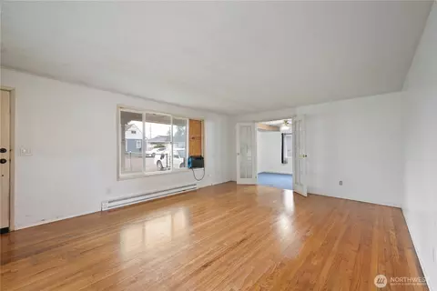 Living - 359 Douglas St, Longview, WA 98632 photo 4 of 8