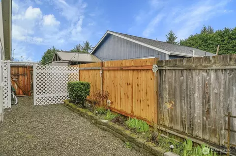 Exterior - 12109 26th Ave W, Everett, WA 98204 photo 5 of 6