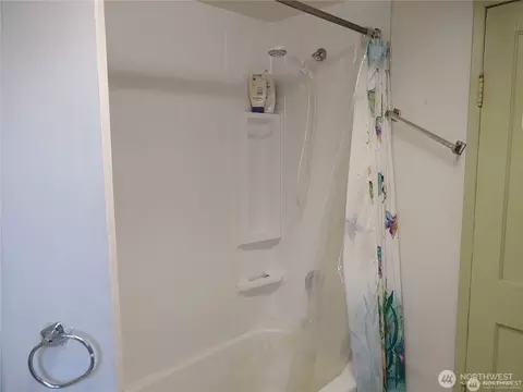 Bath - 664 Rhoades Rd, Winlock, WA 98596 photo 2 of 4