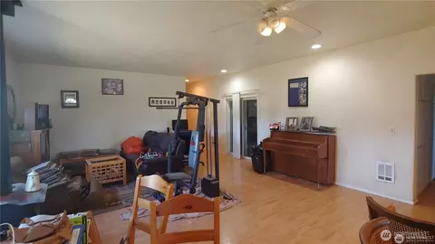 Living - 664 Rhoades Rd, Winlock, WA 98596 photo 3 of 4