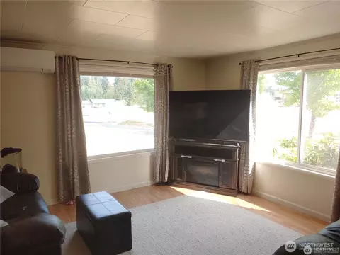 Living - 664 Rhoades Rd, Winlock, WA 98596 photo 2 of 4