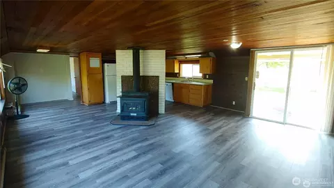Living - 664 Rhoades Rd, Winlock, WA 98596 photo 4 of 4