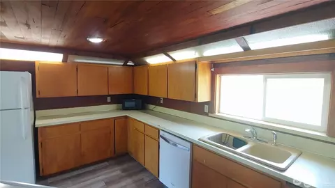 Kitchen - 664 Rhoades Rd, Winlock, WA 98596 photo 3 of 3