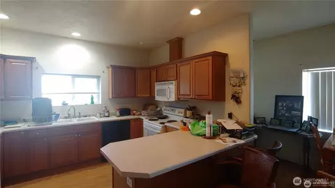 Kitchen - 664 Rhoades Rd, Winlock, WA 98596 photo 2 of 3