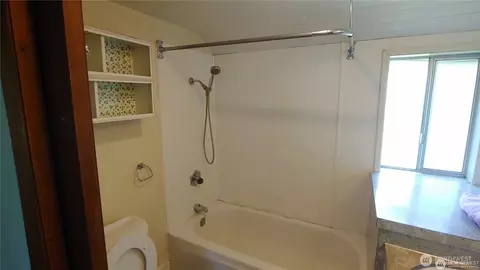 Bath - 664 Rhoades Rd, Winlock, WA 98596 photo 4 of 4