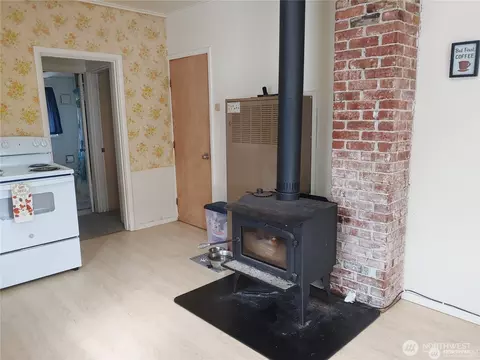 Living - 664 Rhoades Rd, Winlock, WA 98596 photo 1 of 4
