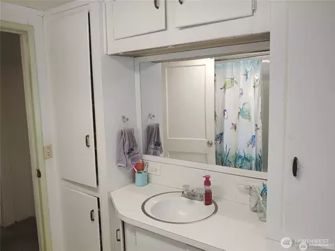 Bath - 664 Rhoades Rd, Winlock, WA 98596 photo 1 of 4