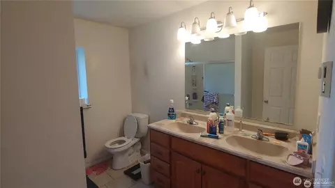 Bath - 664 Rhoades Rd, Winlock, WA 98596 photo 3 of 4