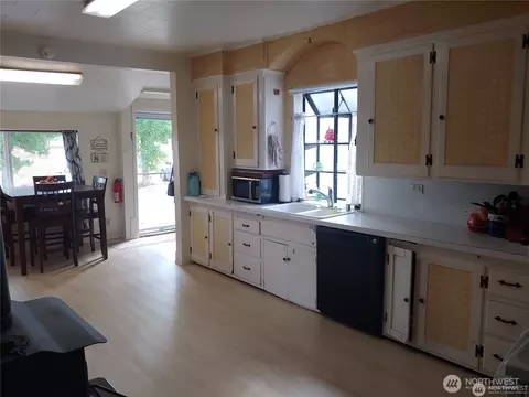 Kitchen - 664 Rhoades Rd, Winlock, WA 98596 photo 1 of 3