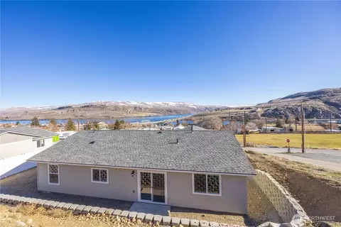 358 Ives St, Pateros, WA 98846