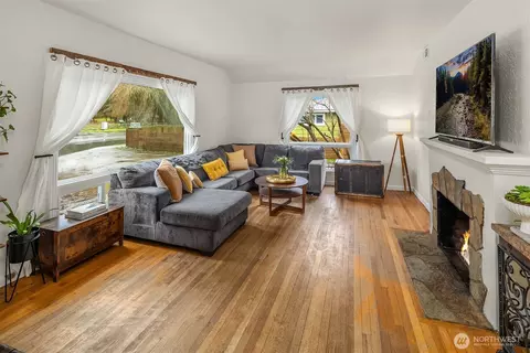 Living - 627 Madison St, Everett, WA 98203 photo 1 of 2