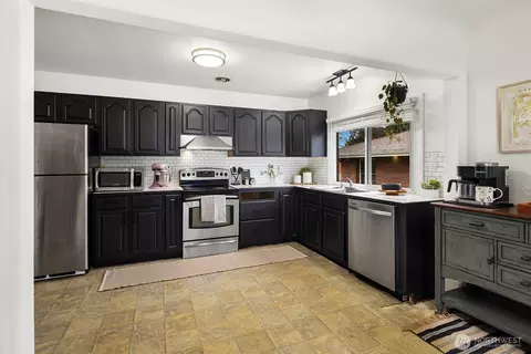 Kitchen - 627 Madison St, Everett, WA 98203 photo 1 of 2