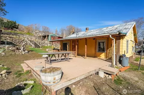 470 2nd St, Chelan Falls, WA 98817