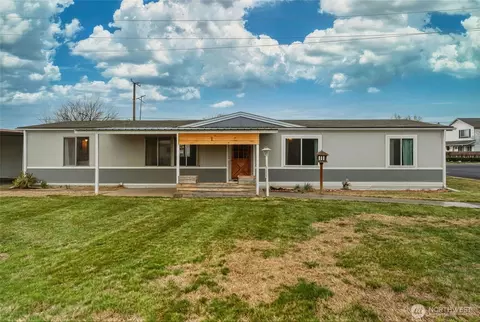 806 SE Mockingbird Dr, College Place, WA 99324
