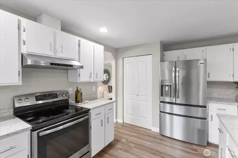 Kitchen - 22621 8th Dr SE, Bothell, WA 98021 photo 4 of 6