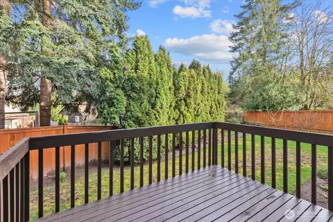 Exterior - 22621 8th Dr SE, Bothell, WA 98021 photo 3 of 4