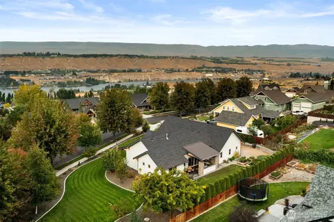 2535 Tuscany Ln, Malaga, WA 98828