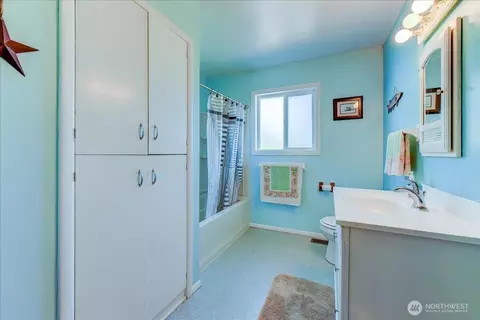 Bath - 43004 196th Ave SE, Enumclaw, WA 98022 photo 1 of 4