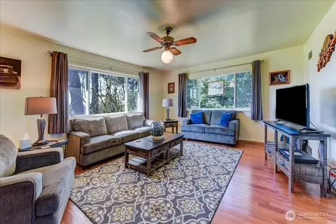 Living - 43004 196th Ave SE, Enumclaw, WA 98022 photo 2 of 4