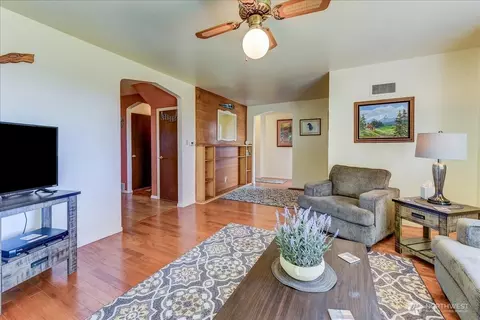 Living - 43004 196th Ave SE, Enumclaw, WA 98022 photo 3 of 4