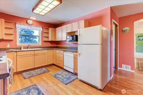 Kitchen - 43004 196th Ave SE, Enumclaw, WA 98022 photo 2 of 2