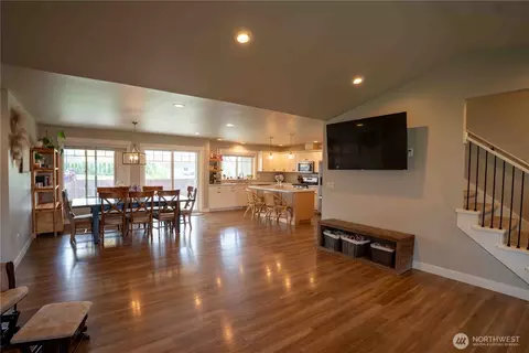 Living - 413 Cornerstone Dr, Sumas, WA 98295 photo 3 of 4