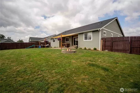Exterior - 413 Cornerstone Dr, Sumas, WA 98295 photo 5 of 9
