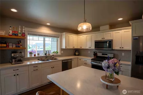 Kitchen - 413 Cornerstone Dr, Sumas, WA 98295 photo 2 of 2