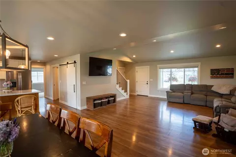 Living - 413 Cornerstone Dr, Sumas, WA 98295 photo 4 of 4