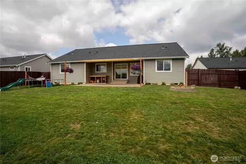 Exterior - 413 Cornerstone Dr, Sumas, WA 98295 photo 6 of 9
