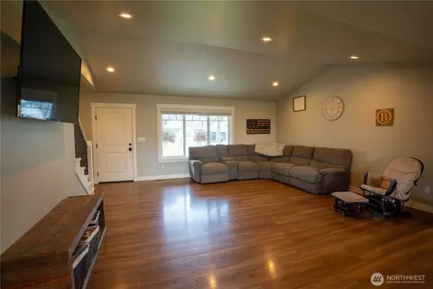 Living - 413 Cornerstone Dr, Sumas, WA 98295 photo 2 of 4